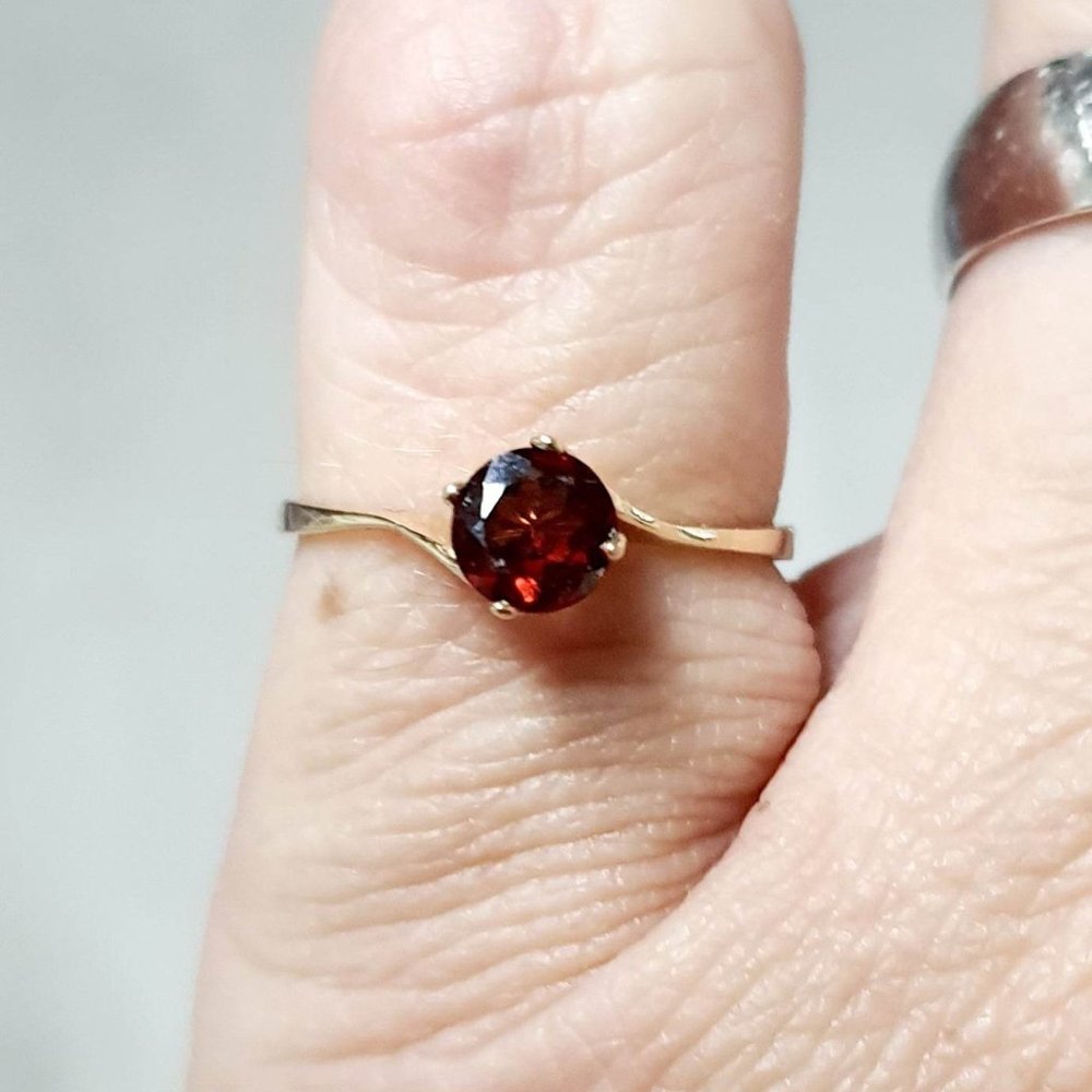 #745~14k GOLD GARNET RING